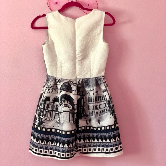 Cute & Elegant mini dress 👗 - Picture 2 of 3